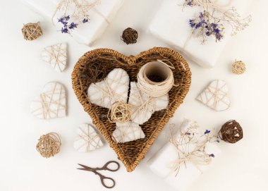 Sevgililer Günü İsraf Konsepti. Çevre dostu kağıt ambalajlama. Kurumuş bir çiçeğin dalıyla jüte bağlanmış hediye kutusu..