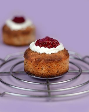 Geleneksel Finlandiya pastası Runeberg turtası Runebergin torttu mor gül rengi arka planda. Fin ev yapımı Runeberg Günü pastası