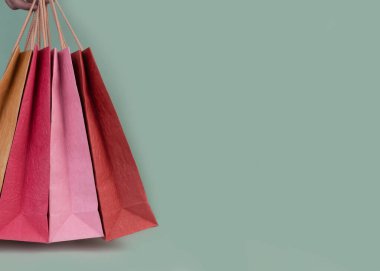 Nane renginde fotokopi alanı olan renkli alışveriş paketleri. Dünya tüketim günü konsepti. Kozmetik, çevrimiçi alışveriş kavramı satın almak.