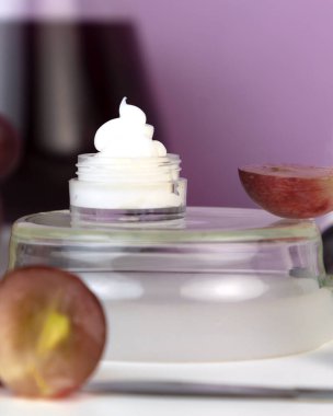 Organik üzüm kozmetiği. Özüt, üzüm tohumu yağı, serum. Üzümler güçlü bir antioksidandır. Soyut kozmetik laboratuvarı.