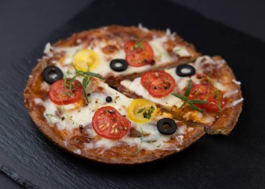 Düşük karbonhidratlı diyet pizza mozzarella ve peynirli domates kabuğu. Klasik pizza yerine badem unu ve mozzarelladan yapılan düşük karbonhidratlı diyet pastası..