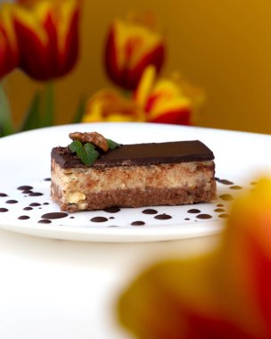 Geleneksel Hırvat tatlısı Bajadera. Ceviz ve badem unlu pralinler, şekerli çikolatayla kaplı. Keto Tatlısı. Düşük karbonhidratlı ev yapımı kek..