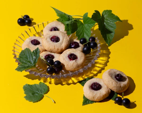 Домашнє кето-печиво з мигдалевого борошна з ягодами смородини. Низькокалорійний десерт . — стокове фото