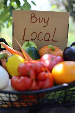 Yerel çiftçi pazarında mevsimlik taze sebzeler. Yerel işletme desteği. Yerel tarım ürünleri satın al.