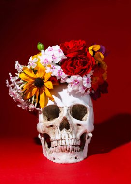 Çiçekli çelenkli kafatası. Ölüler Günü kavramı, Dia De Los Muertos. Cadılar Bayramı Kutlaması Dekorasyonu.