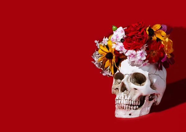 Kranie med blomster krans. Begrebet De Dødes Dag, Dia De Los Muertos. Halloween fejring indretning. - Stock-foto