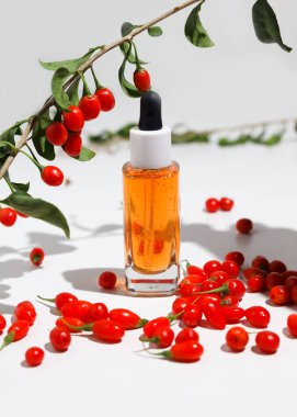 Goji meyvesi tohumu yağı cam damlatıcı şişesinde. Yaşlanma karşıtı en iyi kırışıklık önleyici yüzey yağı ve yoğun nem artırıcıdır..