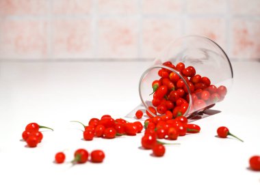 Şeffaf bardakta taze Goji meyveleri. Sağlıklı anti-yaş süper yiyeceği. Bağışıklık sistemi güçlendirici.