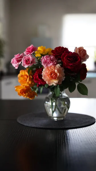 Belo Buquê Rosas Coloridas Vaso Vidro Mesa Interior Casa Real — Fotografia de Stock