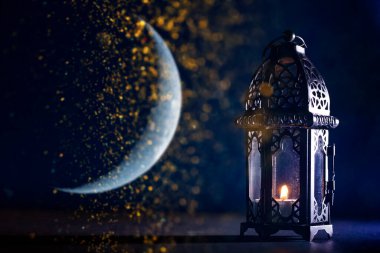 Ramazan Kareem, güzel Arap fenerinin fotoğrafını selamlıyor. 
