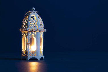 Ramazan Kareem, güzel Arap fenerinin fotoğrafını selamlıyor. 