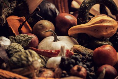 Organik sonbahar şekerlemeleri ve balkabaklarıyla dolu bir sepetin klasik tasviri. 