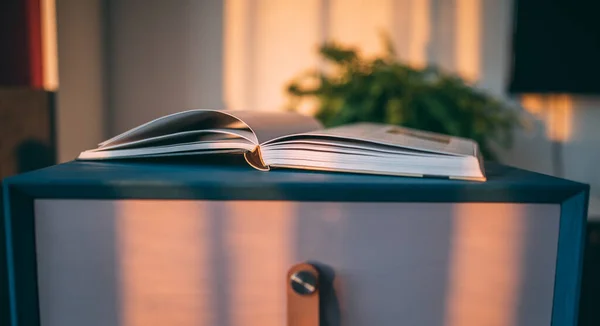 Shallow Focus Image Open Book Modern Home Table — Stock Photo, Image