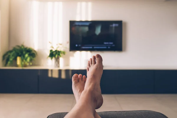 Image Mise Point Sélective Des Pieds Relaxants Télévision Dans Salon — Photo