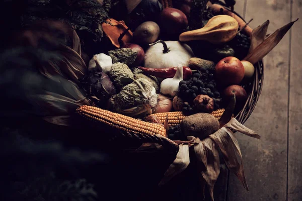 Vintage Stylu Obraz Kosza Wypełnionego Organicznych Jesiennych Smakołyków Dyń — Zdjęcie stockowe