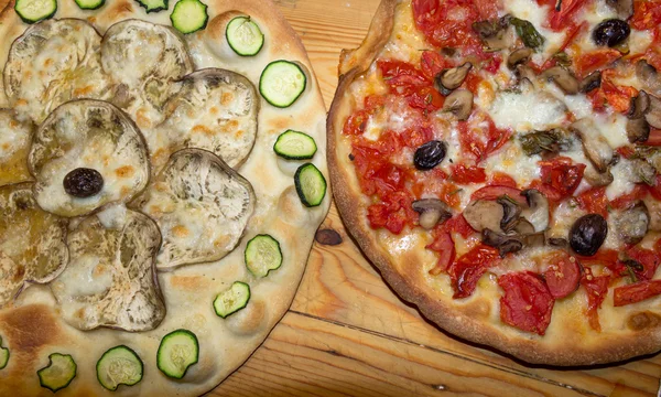 Pizze italiane fatte in casa su un tavolo di legno — Foto Stock