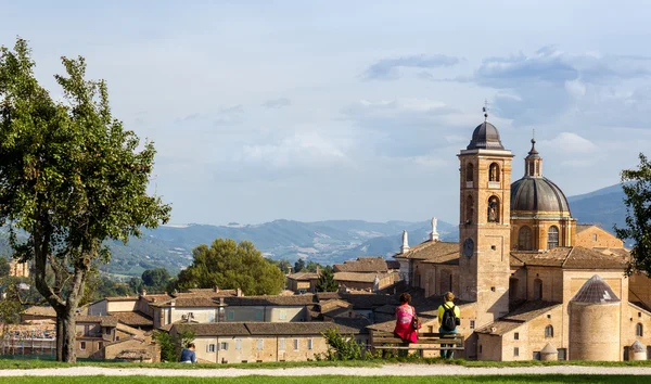 Pár obdivuje panorama Urbino, Itálie — Stock fotografie