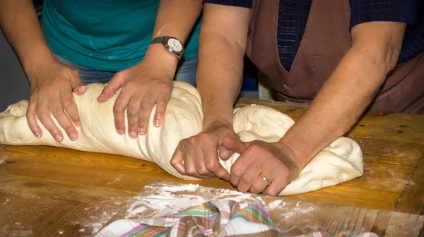 Fazendo massa para pão tradicional por mãe e filha — Fotografia de Stock