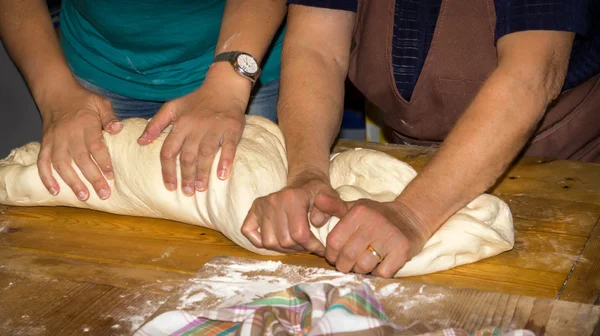 Hacer masa para el pan tradicional por la madre y la hija Imagen de stock