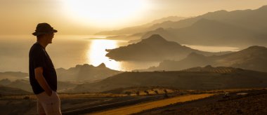 Adam günbatımı görünümünü defne deniz hayran.