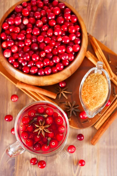 Vinho quente com cranberries e laranja — Fotografia de Stock