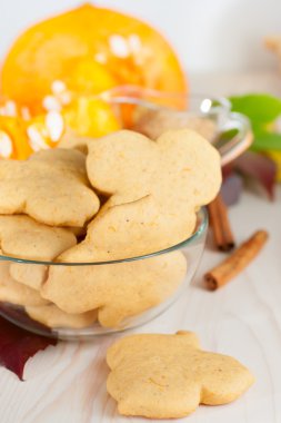 Balkabağı çerezleri yaprak şeklinde