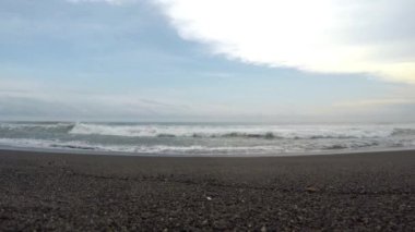  Sahilde dalgalar kopuyor. Güzel sahilde deniz dalgaları. Deniz dalgası kameraya geliyor. Sinema geçişi 4k ile birinci şahıs görüntüsü.