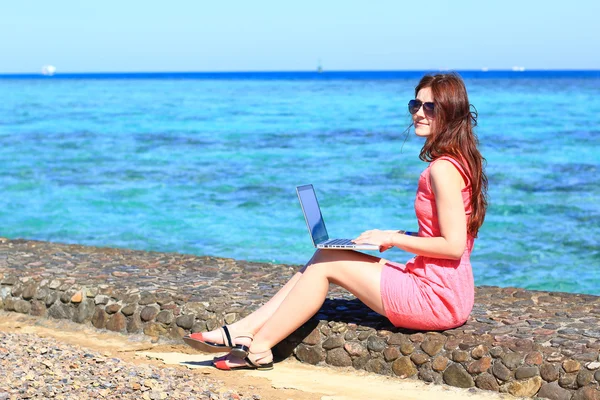 Jeune femme pigiste, blogueuse de voyage et écrivaine — Photo