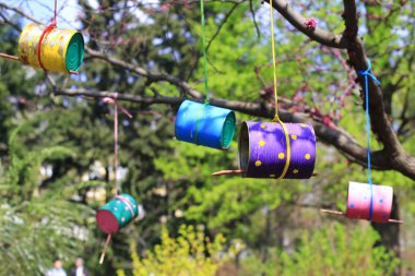 bird feeders made of old tins clipart