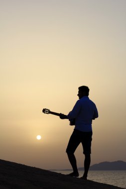 adam sahilde gitar çalmak