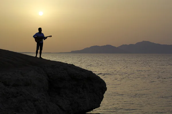 Uomo che suona la chitarra sulla spiaggia — Foto Stock