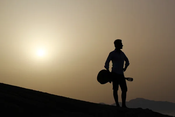 Silueta oscura de un guitarrista — Foto de Stock