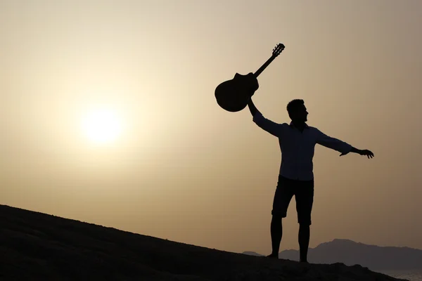 Guitarrista alegre con su guitarra — Foto de Stock