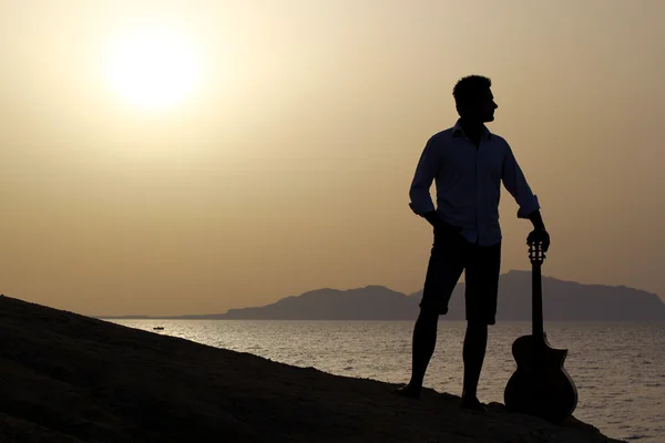 Silueta oscura de un guitarrista — Foto de Stock