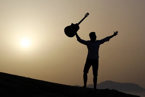 Guitarrista alegre con su guitarra — Foto de Stock