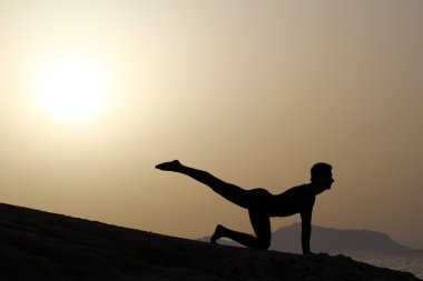 yoga, tai chi yaparken bir adam silüeti
