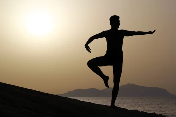 Silhouette di un uomo che fa yoga, tai chi — Foto Stock