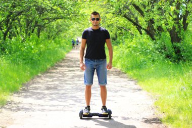 adam bir elektrikli scooter sürme