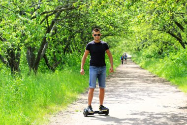 adam bir elektrikli scooter sürme