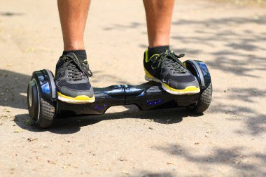 adam bir elektrikli scooter sürme