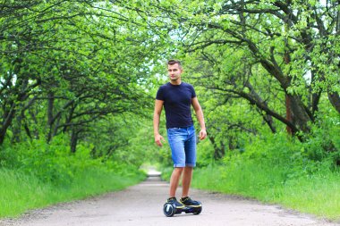 adam bir elektrikli scooter sürme