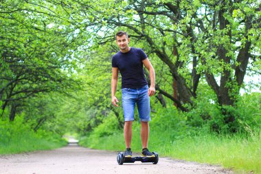 adam bir elektrikli scooter sürme