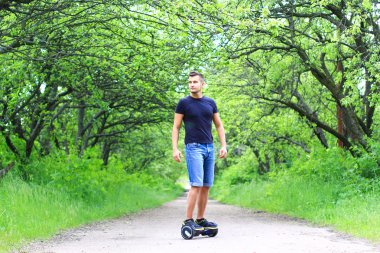 adam bir elektrikli scooter sürme