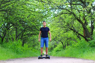 adam bir elektrikli scooter sürme