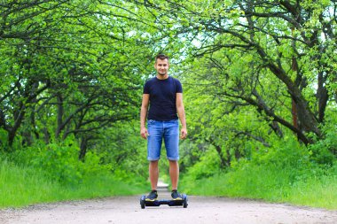 adam bir elektrikli scooter sürme