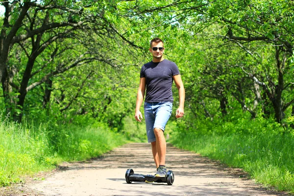 Hombre montando un scooter eléctrico — Foto de Stock