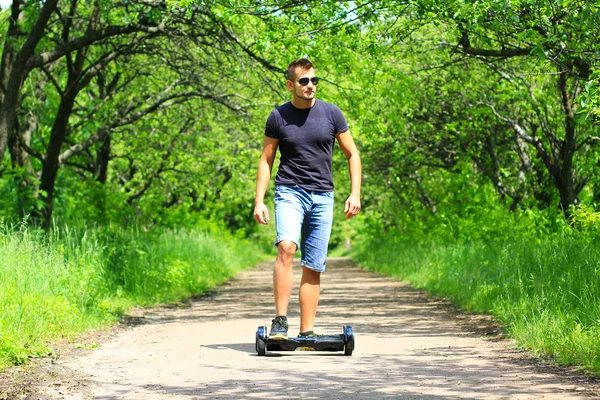 adam bir elektrikli scooter sürme