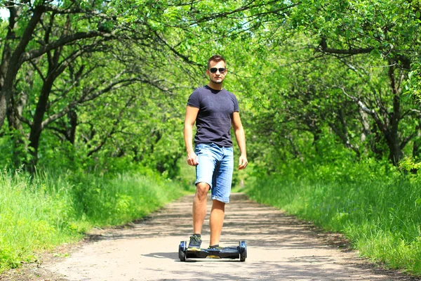 Homme chevauchant un scooter électrique — Photo