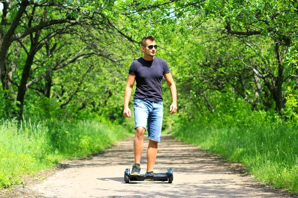 Hombre montando un scooter eléctrico —  Fotos de Stock