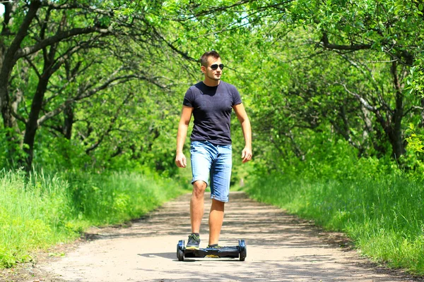 Homem montando uma scooter elétrica — Fotografia de Stock